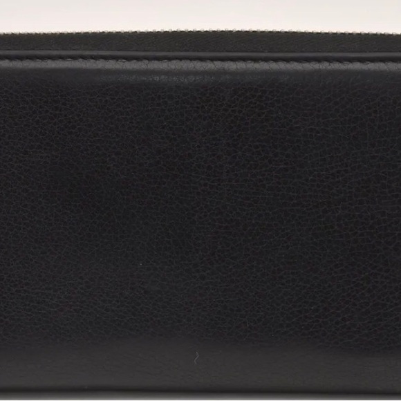 Authentic Gucci woman’s wallet A couple small nicks here and there - Picture 10 of 16